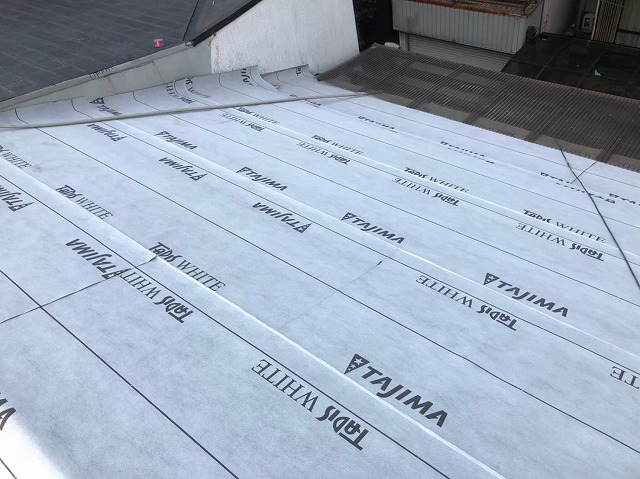 防水紙を上下左右重ねて設置